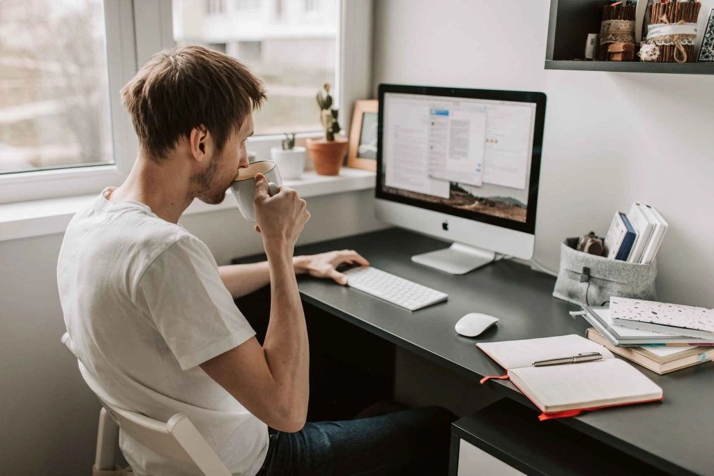 Más allá de la silla: Guía de ergonomía para sobrevivir al teletrabajo